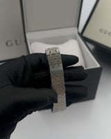 ساعة قوتشي بيضاء مع الملحقات