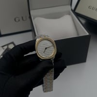 ساعة قوتشي بيضاء مع الملحقات