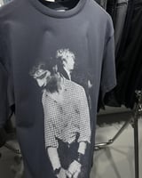 تيشيرت بربري رمادي برسمة