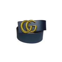 حزام قوتشي عريض لون أسود بشعار ذهبي