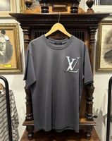 تيشيرت لويس فيتون بشعار مطرز