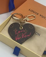 ميدالية لويس فيتون بني بشكل قلب