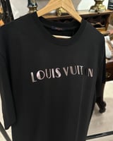 تيشيرت لويس فيتون اسود بشعار عاكس