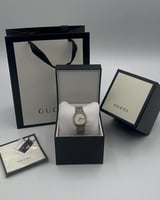 ساعة قوتشي بيضاء مع الملحقات