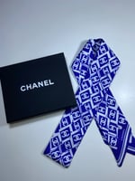 سكارف شانيل لون أزرق