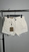 شورت بربري أبيض