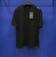 تيشيرت فندي بشعار في الكتف أسود