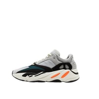 حذاء إيزي 700