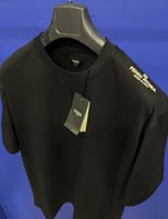 تيشيرت فندي بشعار في الكتف أسود