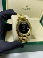 ساعة رولكس لون ذهبي