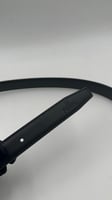 حزام فندي صغير لون أسود بشعار أسود