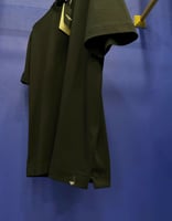 تيشيرت فندي بشعار في الكتف أسود