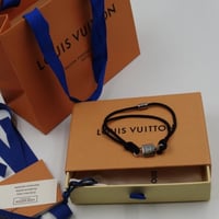 سوارة لويس فيتون خيط