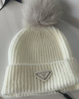 قبعة شتوية برادا لون سكري