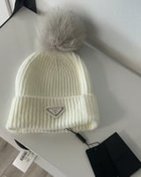 قبعة شتوية برادا لون سكري