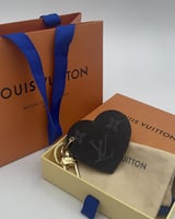 ميدالية لويس فيتون سوداء
