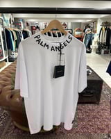 تيشيرت بالمن ابيض بشعار رقبه مطبوع