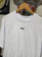 تيشيرت اوف وايت ابيض بشعار مطرز