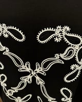 تيشيرت اوف وايت اسود بشعار مطرز