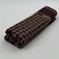 وشاح شانيل كبير لون بني بوجهين