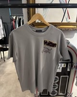 تيشيرت لويس فيتون رمادي بشعار مطرز