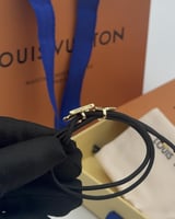 سوارة لويس فيتون سوداء