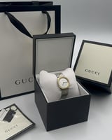 ساعة قوتشي بيضاء مع الملحقات