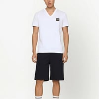 تيشيرت دولتشي ابيض Dolce & Gabbana برقبة ٧ وشارة ش...