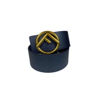 حزام فندي عريض لون أسود بشعار ذهبي