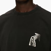 تيشيرت اوف وايت اسود بشعار عاكس