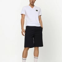 تيشيرت دولتشي ابيض Dolce & Gabbana برقبة ٧ وشارة ش...