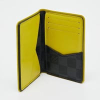 محفظة لويس فيتون اسود و زوايا صفراء