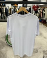 تيشيرت لويفي ابيض بشعار عاكس