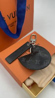 ميدالية لويس فيتون لون أسود