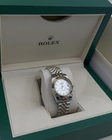 ساعة رولكس نسائية ذهبية بصدف ابيض