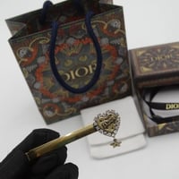 مشبك شعر ديور ذهبي