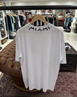 تيشيرت بالمن ابيض بشعار رقبه مطبوع