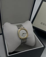 ساعة قوتشي بيضاء مع الملحقات