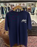 تيشيرت أميري كحلي بشعار مخيط