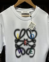 تيشيرت لويفي ابيض بحروف ملونه