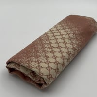 وشاح قوتشي بلونين وردي و سكري