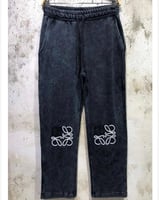 بنطال لويفي رمادي بشعار مطرز