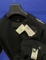 تيشيرت فندي بشعار في الكتف أسود