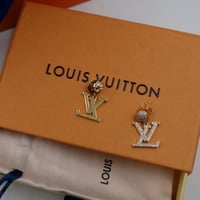 حلق لويس فيتون ذهبي