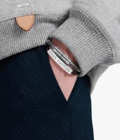 سوارة لويس فيتون لون أسود