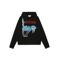 هودي قوتشي اسود برسمة زرقاء