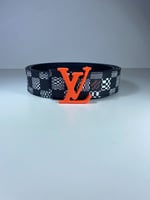 حزام لويس فيتون لون أسود بشعار برتقالي