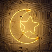 هلال مع نجم مضيئ نيون