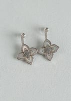 حلق وردة الأميرة دبل كريستال مطلي ذهب أبيض ماركة E...