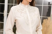 بلوزة بتصميم انيق